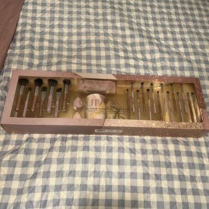 VIRAL Glitz and Glam Makeup Brush Set